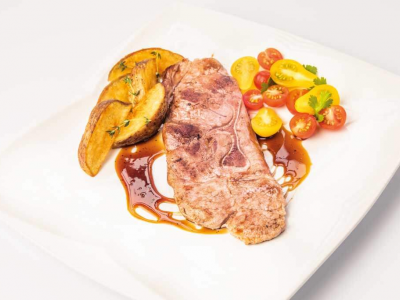 CHULETA DE BRAZO DE CERDO EN SALSA DE CARAMELO
